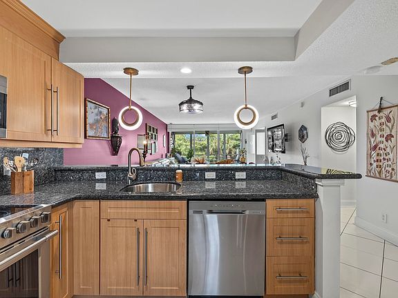 5th image of 575 Oaks Lane #309