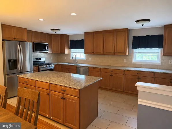 8520 Bridle Rd, Philadelphia, PA 19111