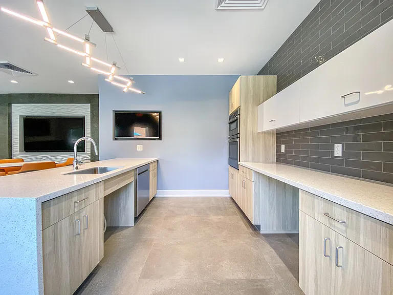 550 S Dupont Pkwy — Photo 39