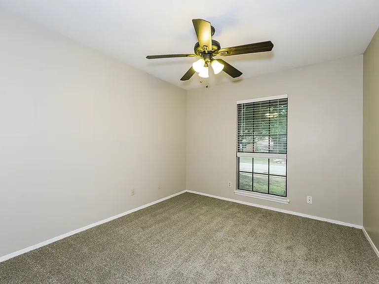 1385 Southridge Dr — Photo 12