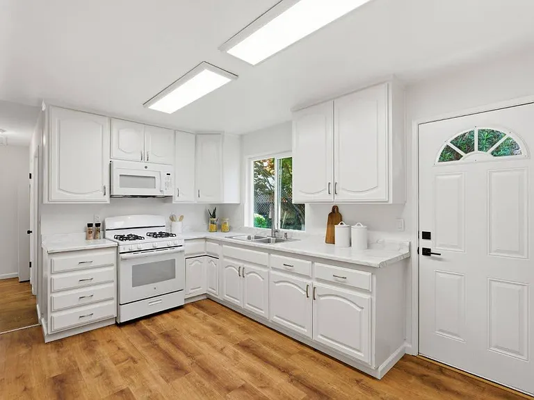 452 Waddington Ave — Photo 8