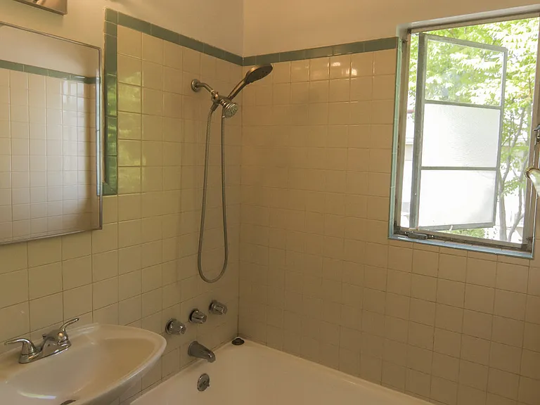 2956 3/4 Hyperion Ave #2956-3/4 — Photo 11
