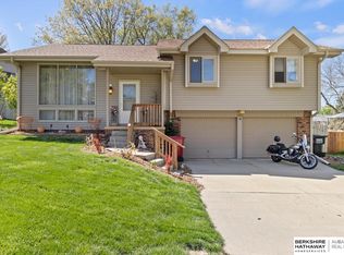 306 Flint Cir, Papillion, NE 68046