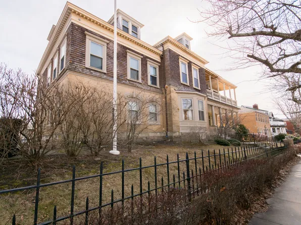 207 Broadway St #3, Newport, RI 02840