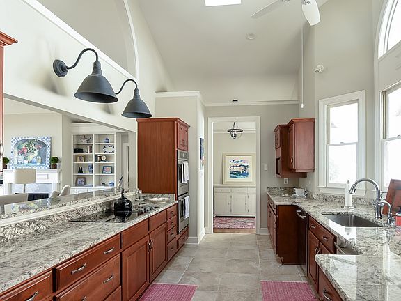 5th image of 129 Carolyn Dr