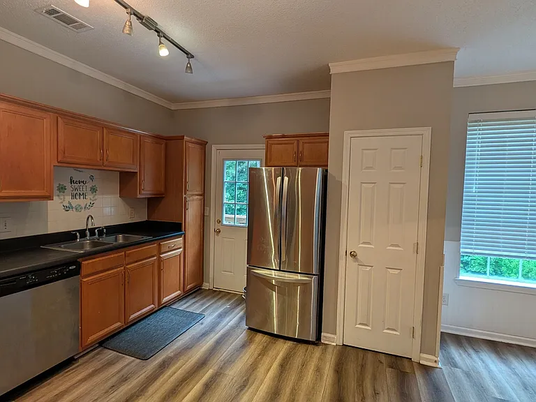 370 Brentwood Dr — Photo 8