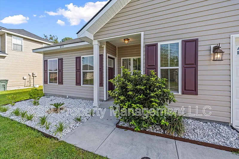 3 bed, 2.0 bath, 1332 sqft, $1,800 — Photo 4