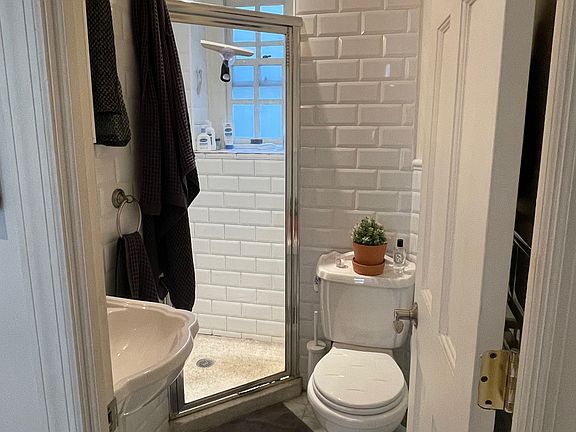 5th image of 509 E 77th St APT 4A
