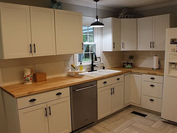 4th image of 206 E 18th St