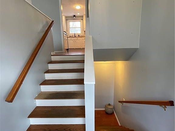 3rd image of 1007 Fish Hill Rd