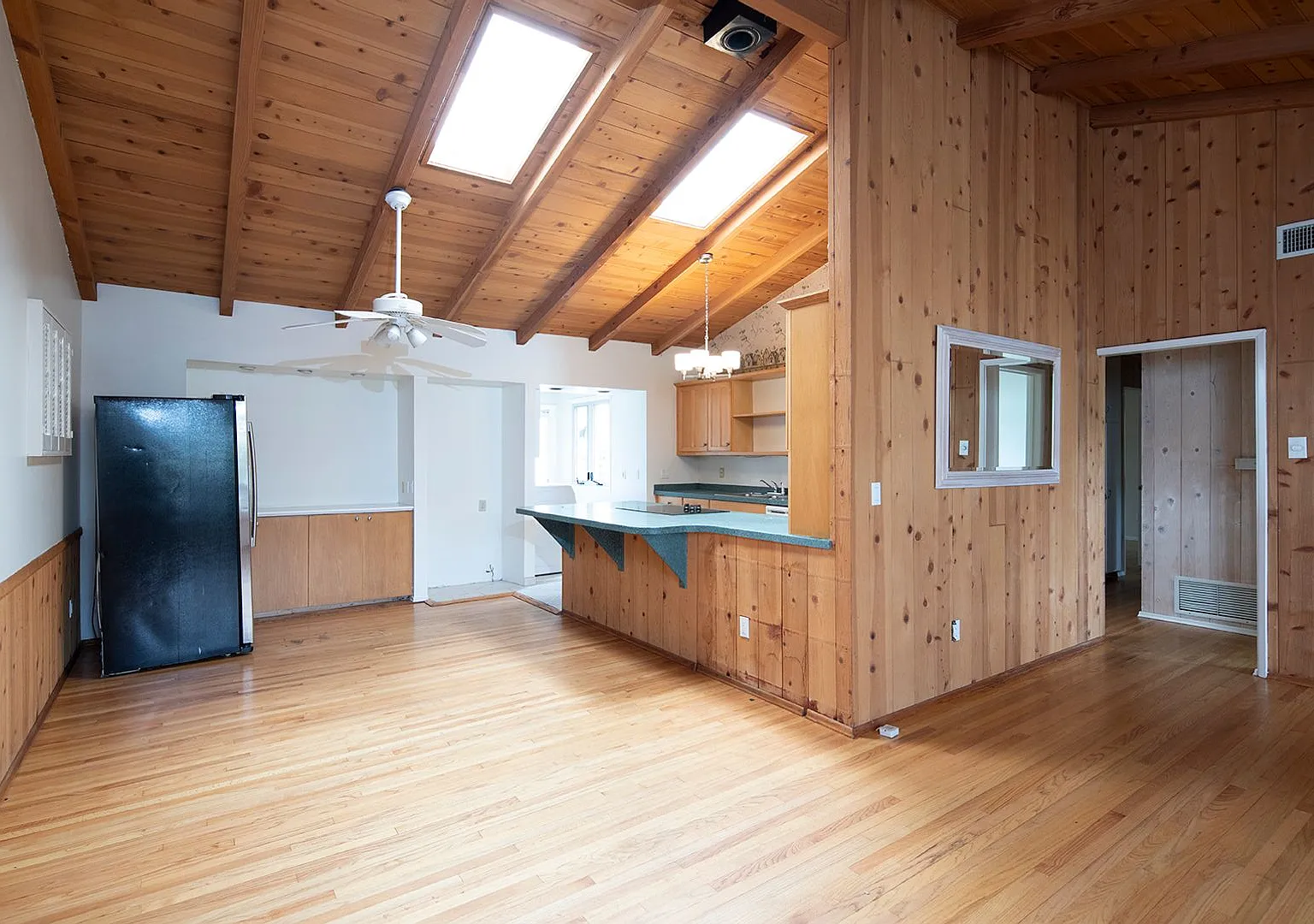 4BR House in Pacific Beach with Washer & Dryer, 2 Parking Spaces, & Much More — Photo 1