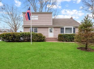 20 42nd St, Islip, NY 11751