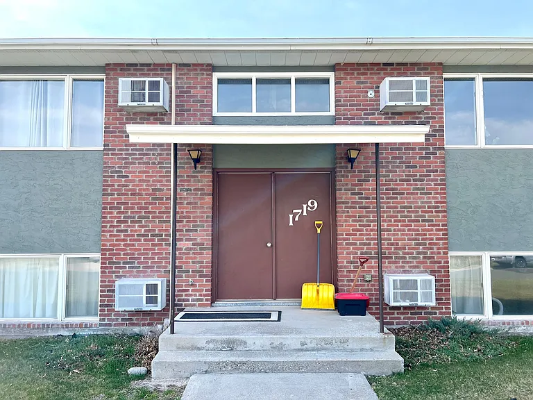 1719 Hudson St — Photo 2