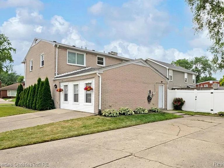 24600 Manistee St — Photo 46