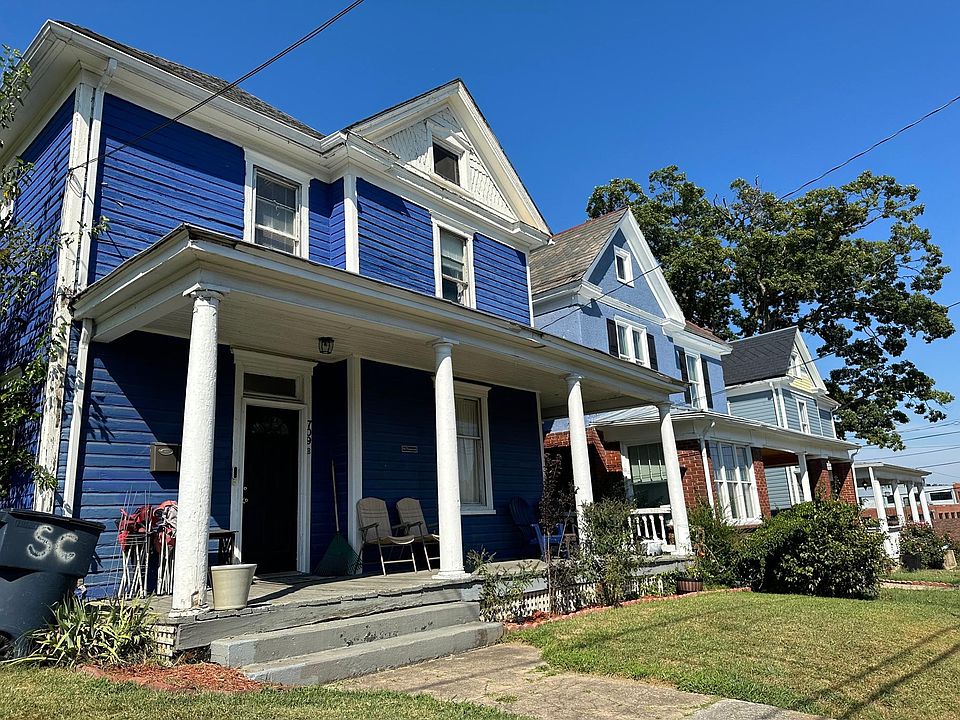 Welcome to 709 Marshall Ave SW! Entire Upper Floor Apartment w/ Private Entry! In Unit Washer/Dryer! Private Balcony! Shared Fenced In Backyard! Pets Allowed!