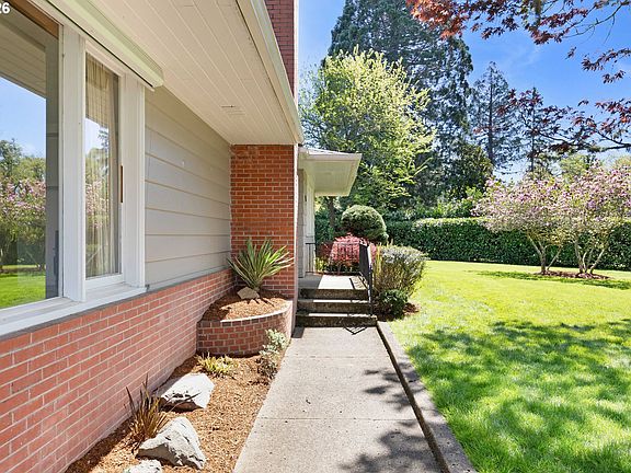 3rd image of 14 Royal Oaks Dr