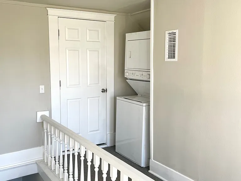 Entry door & washer/dryer
