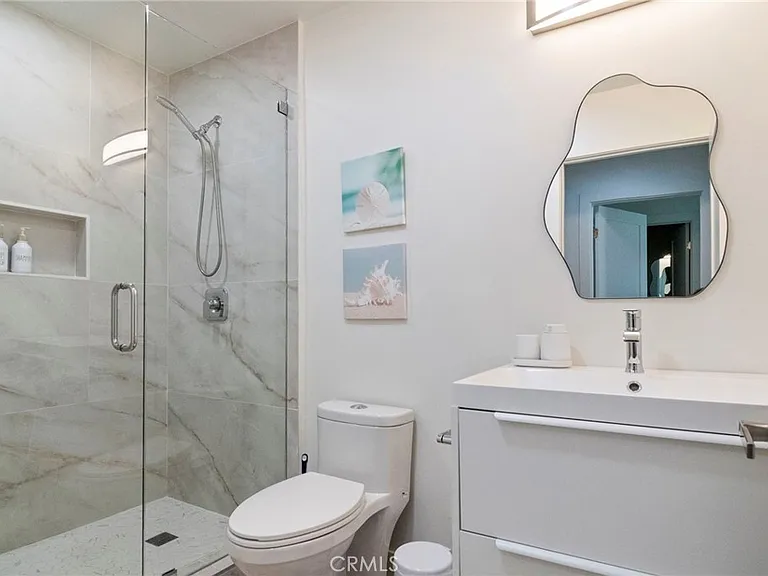 24136 Kittridge St — Photo 25
