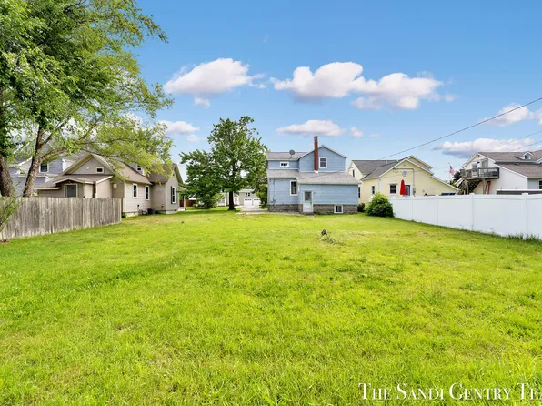 317 Elliott Ave, Grand Haven, MI 49417