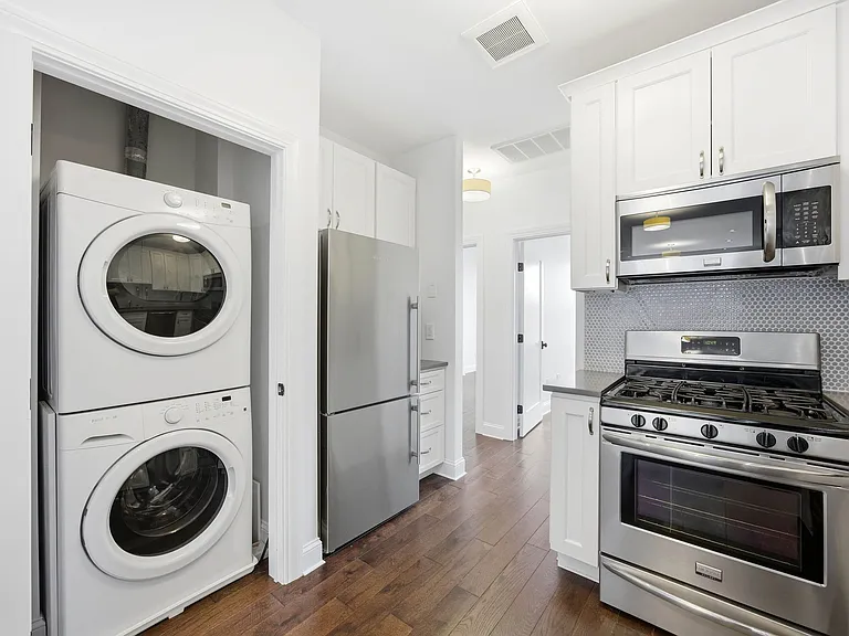 3184 Crescent St #2 — Photo 6