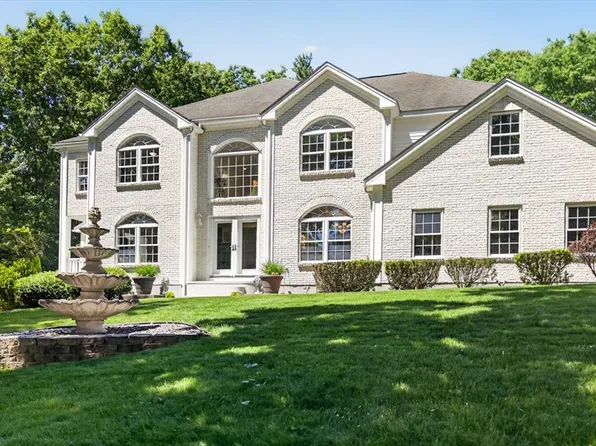 176 Robbs Hill Rd, Lunenburg, MA 01462