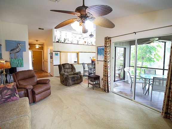 Living area
Opens to lanai
