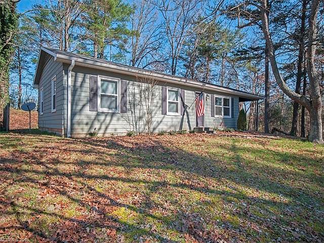 1st image of 213 Lyndon Ln