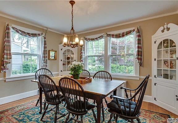 Dining room with built-ins