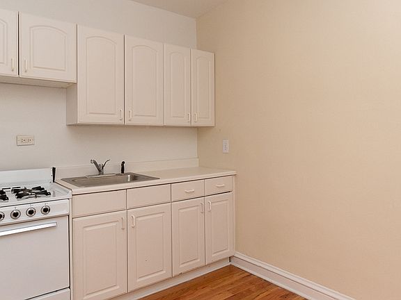 3rd image of 540 W Wellington Ave #311