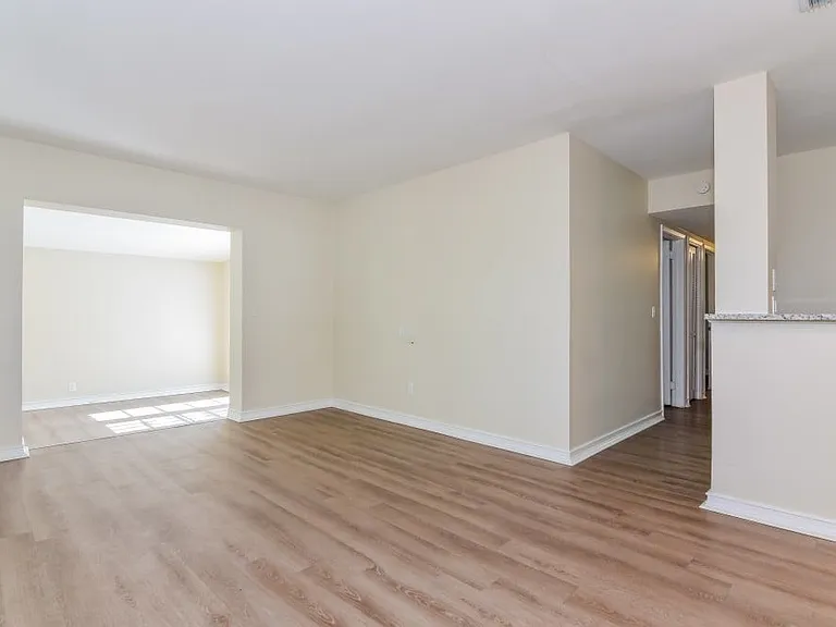 512 Sutton Pl — Photo 13