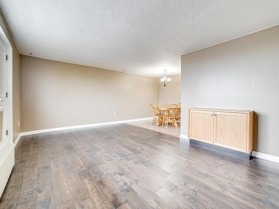 2nd image of 936 Glen St #508
