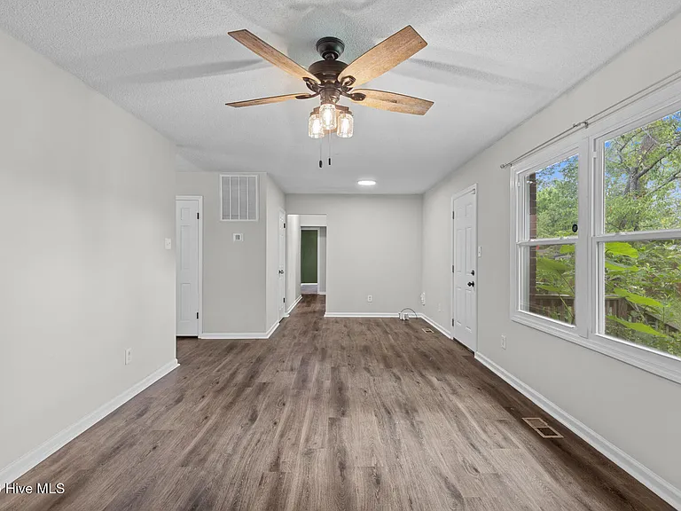 605 Winchester Rd — Photo 13