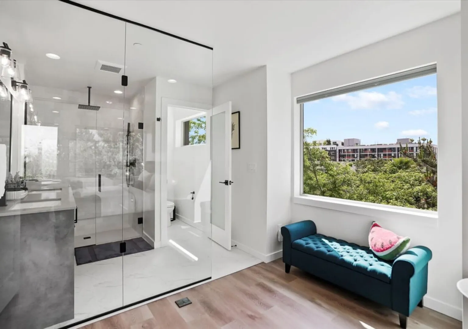 3BR 2.5BA Rooftop View Green Lake Hideaway -Near Stadium — Photo 4