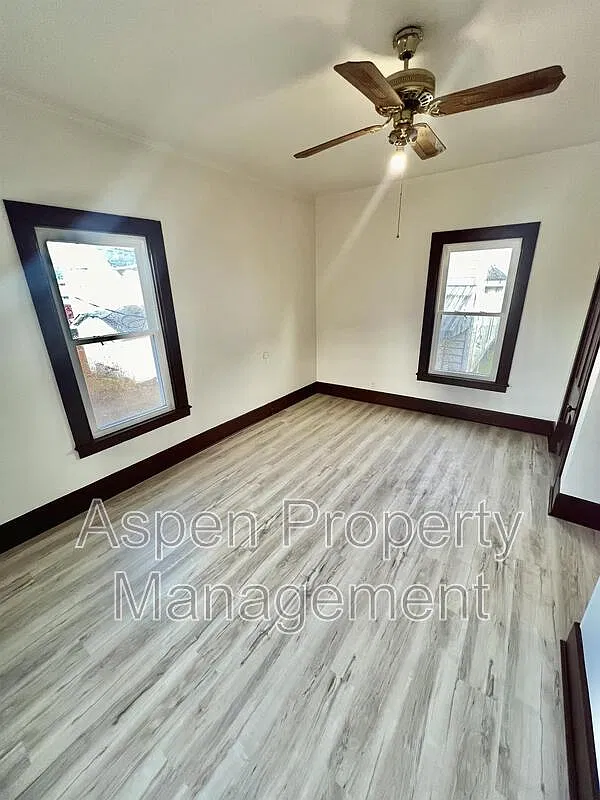 109 S Marshall St — Photo 3