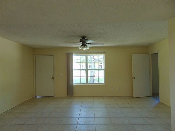 4th image of 1112 Hackberry Dr