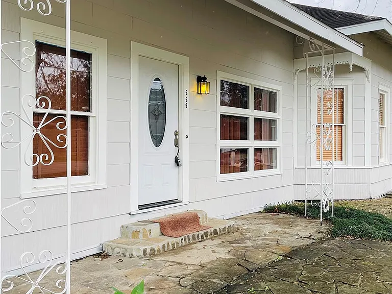 229 E Saunders St — Photo 2