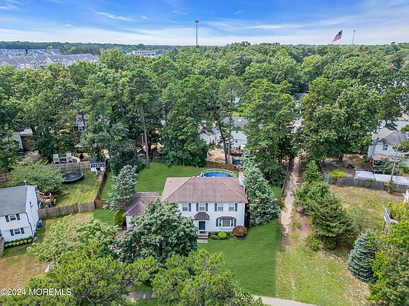 5th image of 144 Colonial Drive
