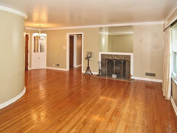 4th image of 5914 Rosslyn Ave
