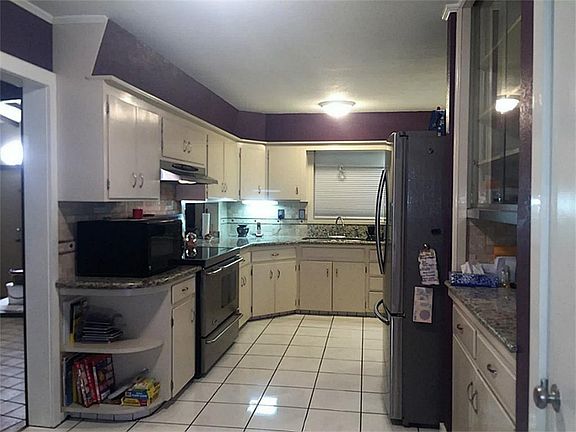 2nd image of 1011 Alvin Ave
