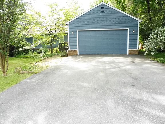 2nd image of 10 Dew Wood Ct