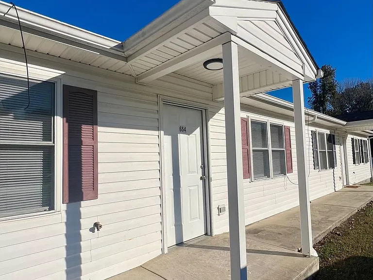 Two bedroom, one bath apartment in Burlington — Photo 1
