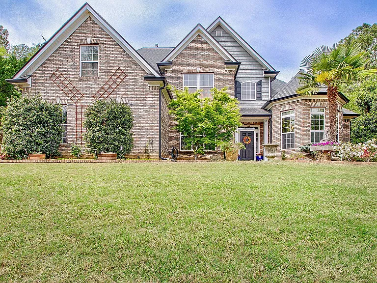 374 Persimmon Dr — Photo 1