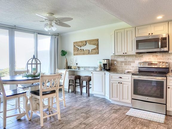 5th image of 1025 Captains Court Dr