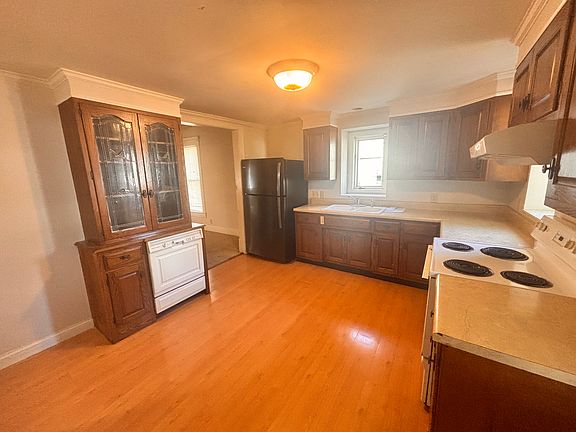 2nd image of 205 Collinwood Ave