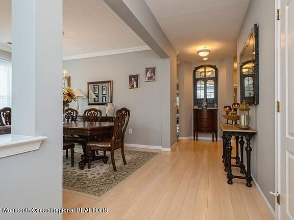 4th image of 8 Gardenways Ct