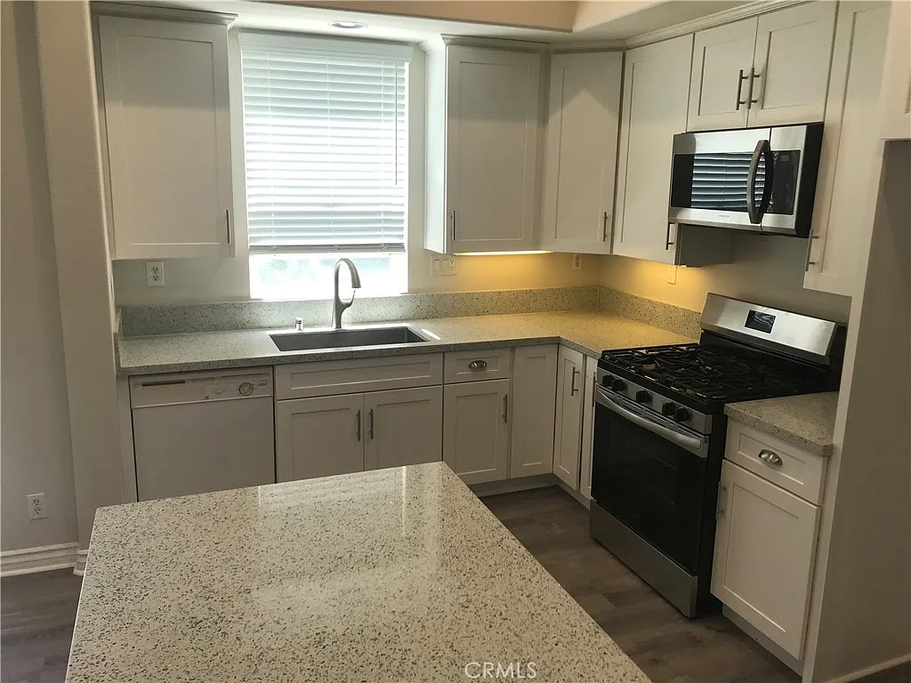 3 bed, 1695 sqft, $4,000 — Photo 2