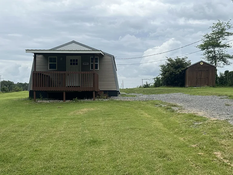 1043 Ross Ln — Photo 2