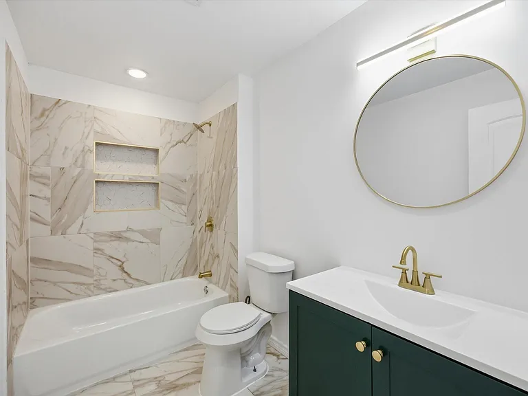 807 Adkins St — Photo 1
