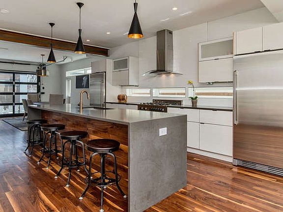 Chef Kitchen/Quartz Countertop