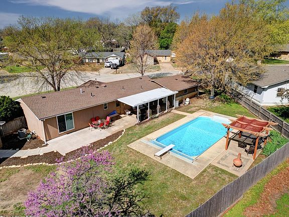 3rd image of 1010 Highland Dr